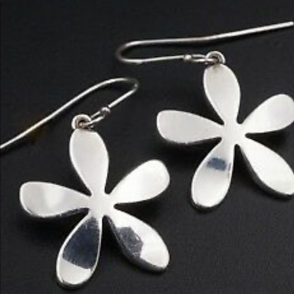 ISO one JAMES AVERY (spring) FLOWER earring.  Thank you!